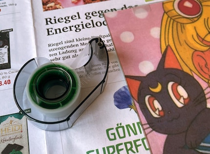 Tout comme le décalquage sur la fenêtre, vous accrochez votre image sur le verre.