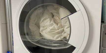 Damit sie vollständig trocknen kann, gehört die Bettdecke in den Tumbler.