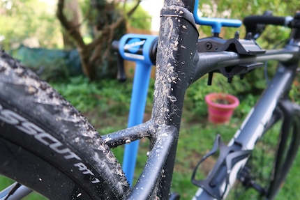 The traces of my last ride need to be removed.