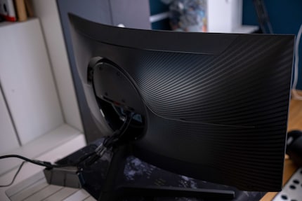 Pas de RGB, pas de cache, gestion des câbles minimaliste. De l'arrière, le G5 paraît dépouillé.