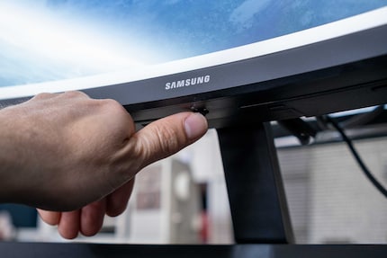 Le seul contrôle physique est le joystick.