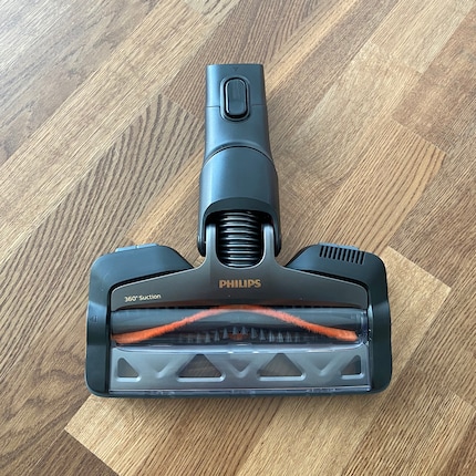 La brosse d'aspiration à 360 degrés, dotée de LED, aspire la saleté de tous les côtés.