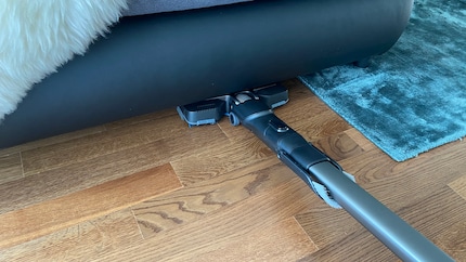 La partie avant de la brosse à 360 degrés est trop haute pour mon canapé d'angle.