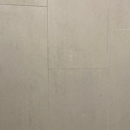 Voici à quoi ressemble le sol de ma salle de bain après m'être lavé et séché les cheveux.