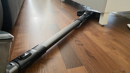 L'aspirateur est conçu (avec bac à poussière en haut) de telle sorte à pouvoir le placer horizontalement au sol afin d'atteindre les surfaces situées sous presque tous les grands meubles.