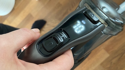 La commande de la poignée propose trois modes de vitesse. Outre l'autonomie de la batterie, l'écran intelligent indique quand nettoyer le filtre.