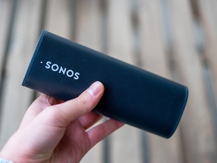 La Roam est agréable en main, mais il manque encore une option pour fixer l'enceinte.