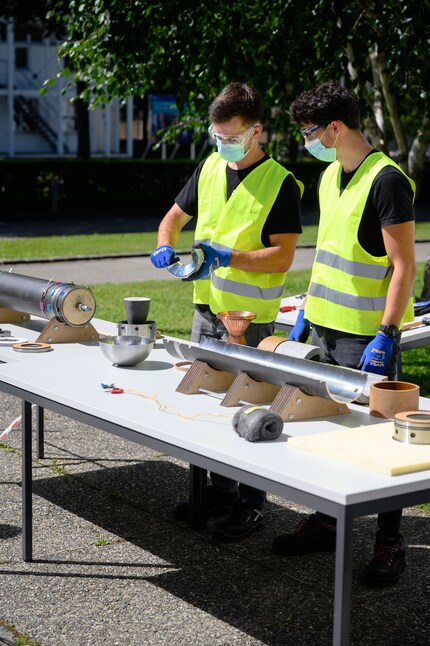 Le premier assemblage du moteur se fait en plein soleil. Un bon présage.