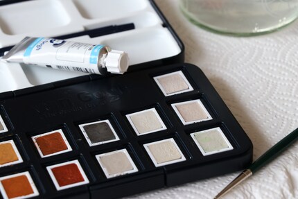 Shimmering colours provide highlights when shading. Once you know how to handle them.