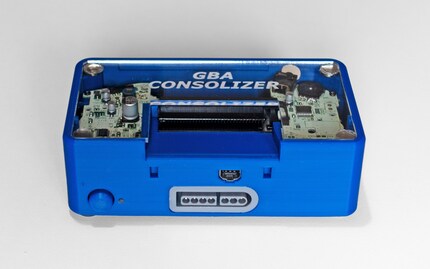 Die Vorderseite bietet Slot-Zugang für Spiel-Module, den Power Button, den EXT-Anschluss und den Super Nintendo Controller Port.