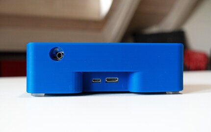 Klinkenanschluss, Micro-USB-Stromanschluss und Mini-HDMI-Ausgang sind rückseitig zu finden.