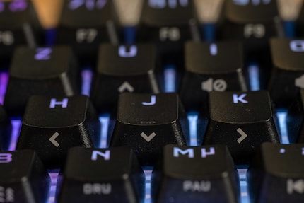 Je ne comprends pas pourquoi Corsair a placé les touches fléchées sur U, H, J et K.