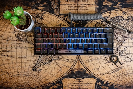 Le K65 RGB Mini est environ 40 % plus petit qu'un clavier standard.