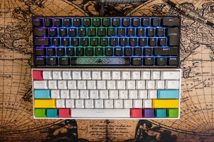 ... il passerait pour une copie de l'Anne Pro 2 (en bas), si les deux étaient en disposition ISO avec une grande touche Entrée.