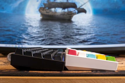 Si le K65 RGB Mini (à gauche) était blanc et pas noir...