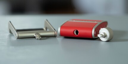 A swivel lock lets you switch between a tripod and an adapter.