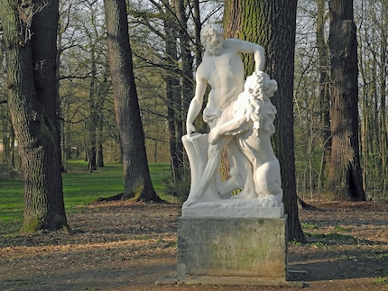 Moulage en marbre artificiel de la sculpture Milon de Crotone dans le Grand Jardin de Dresde (Milon combattant avec le lion).