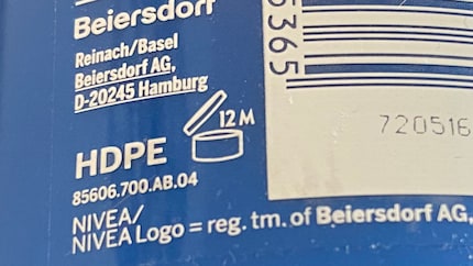 Le symbole du récipient assorti du code alphanumérique indique la durée minimale d'utilisation une fois ouvert : « 12M » signifie douze mois.