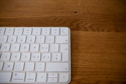 En haut à droite se trouve le capteur d'empreintes digitales pour se connecter via Touc ID.