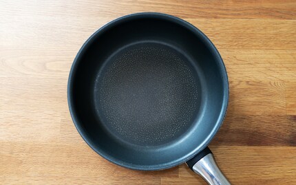 La poêle Tefal My Cooking Guide (24 cm, fonte d’aluminium antiadhésive) au bout de trois ans.