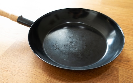 La poêle à manche en bois Riess (24 cm, acier émaillé) au bout de trois ans.