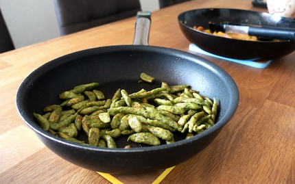 Pour les pommes de terre sautées ou les spaetzle, j’aime aussi utiliser une poêle antiadhésive. Quant à la viande, j’aime la saisir dans la poêle émaillée.