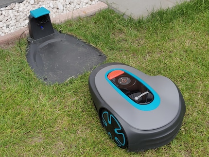 Le câble de guidage permet au robot de trouver son propre chemin jusqu'à la station de charge.