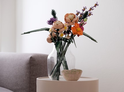 Dépoussiérer au lieu d’arroser : seules ou en bouquet, ces fleurs n’ont pas besoin d’eau.
