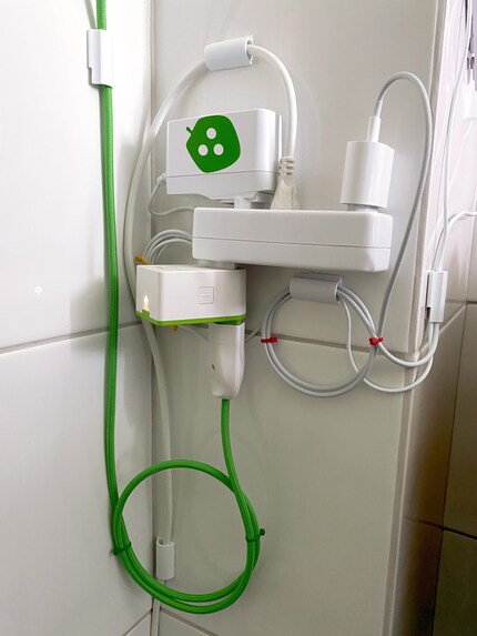 The part you don’t usually want to see – but isn’t that what aesthetics is all about? The green myStrom switch and cable, all from the same friendly Bernese company. Equally matched by the Nanoleaf power supply, which came with a verdant company logo sticker. Note also the 5 cable management clips!