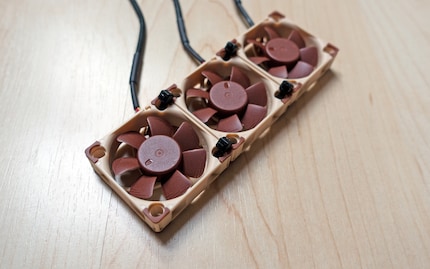 Mes serre-câbles maintiennent trois NF-A4x10 FLX de Noctua ensemble.