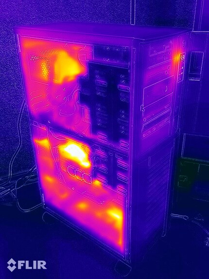 Avec ses 50,3 degrés, le Matrox Millenium II est le composant le plus chaud. Le CPU, qu’on ne voit pas sur l’image, fait 52 degrés.