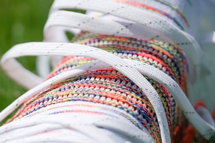 La position et la forme des lacets doivent à la fois améliorer votre conduite de balle, mais surtout faire en sorte que la chaussure soit bien adaptée au pied.