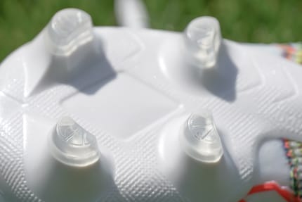 La stabilité et l’agilité sur le terrain sont directement liées à la forme, à l’orientation et à la taille des crampons moulés ou vissés.