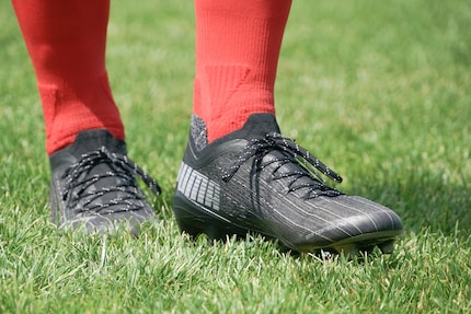 Les modèles actuels pèsent environ 200 grammes par chaussure.