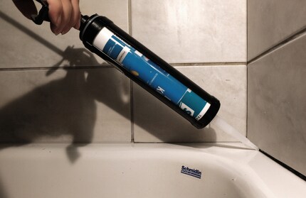 Je tiens le pistolet à pression d'une seule main juste pour la photo.