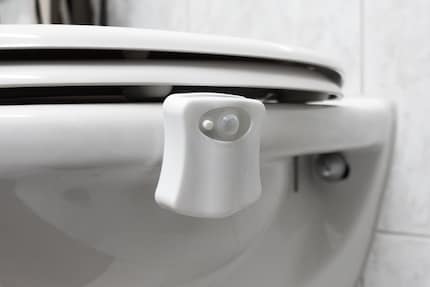The gadget consists of a little box with sensors, a button and a bendable lamp arm.
