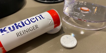 Les pastilles de nettoyage pour dentiers montrent les dents au calcaire, même celui de votre machine à café.