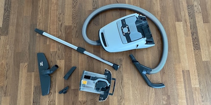 Pour un nettoyage complet, démontez les différentes parties de l'aspirateur du mieux que vous pouvez, sans vis.