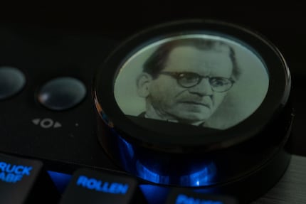 Sergueï Lebedev veille sur moi pendant que je tape.