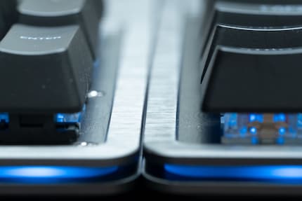 La fente entre le pavé numérique et le Core est à peine visible.