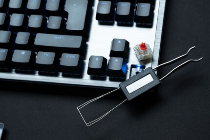 Les switches peuvent être changés à l’aide de l’extracteur de keycaps et de switchs fourni.