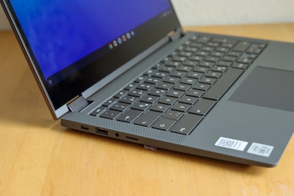 Des haut-parleurs d’un côté du clavier, un deuxième port USB-C de l’autre côté.