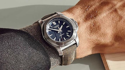 La montre automatique « I.N.O.X. Mechanical » est le premier garde-temps de Victorinox avec un bracelet en bois. Image : Victorinox