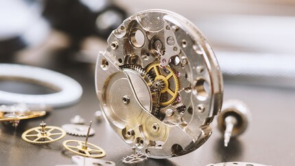 Gros plan sur l’intérieur d’une montre automatique.