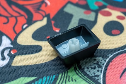 Une des keycaps produites par le procédé de double injection.