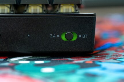 Un interrupteur situé à l'arrière vous permet de basculer entre une connexion 2,4 GHz, Bluetooth ou filaire.