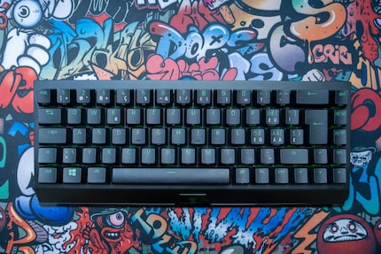 Le clavier à 60 % sans pavé numérique ni touches de fonction comporte également moins de touches de navigation.