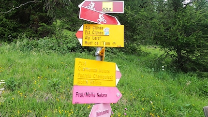 De nombreux chemins mènent au paradis du vélo électrique : 30 kilomètres, 1 200 mètres de dénivelé et 3 heures de conduite à travers les montagnes de l’Engadine.