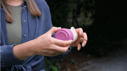 En un tour de main, le couvercle s'ouvre et montre son système de fixation pour la cup.