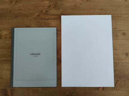 Légèrement plus petite qu'une feuille A4.